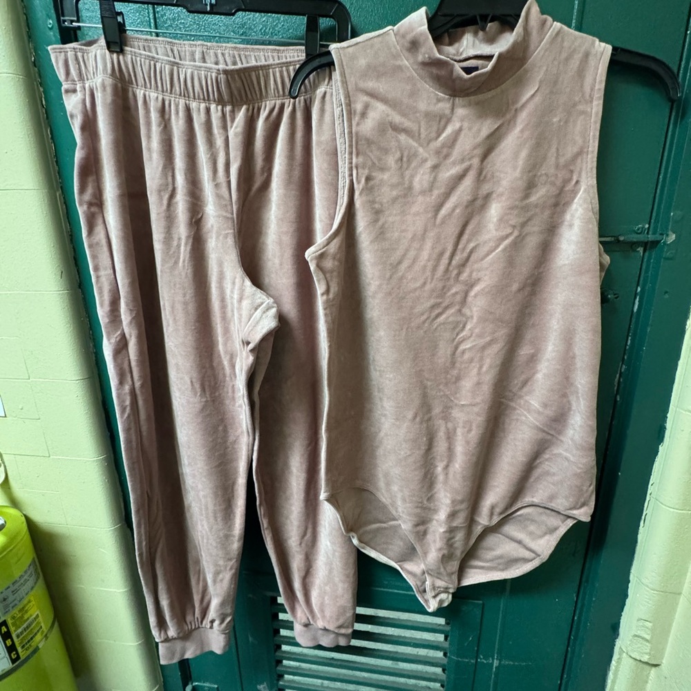 Gap Pink 2 piece velour jogger set. Top is size XL tall. Bottoms are size L NWT - Picture 15 of 15